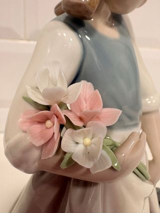 Figura Lladró Niña con Flores y Perrito