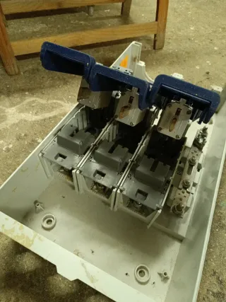 Caja eléctrica CGP-250A con porta fusibles BUC.