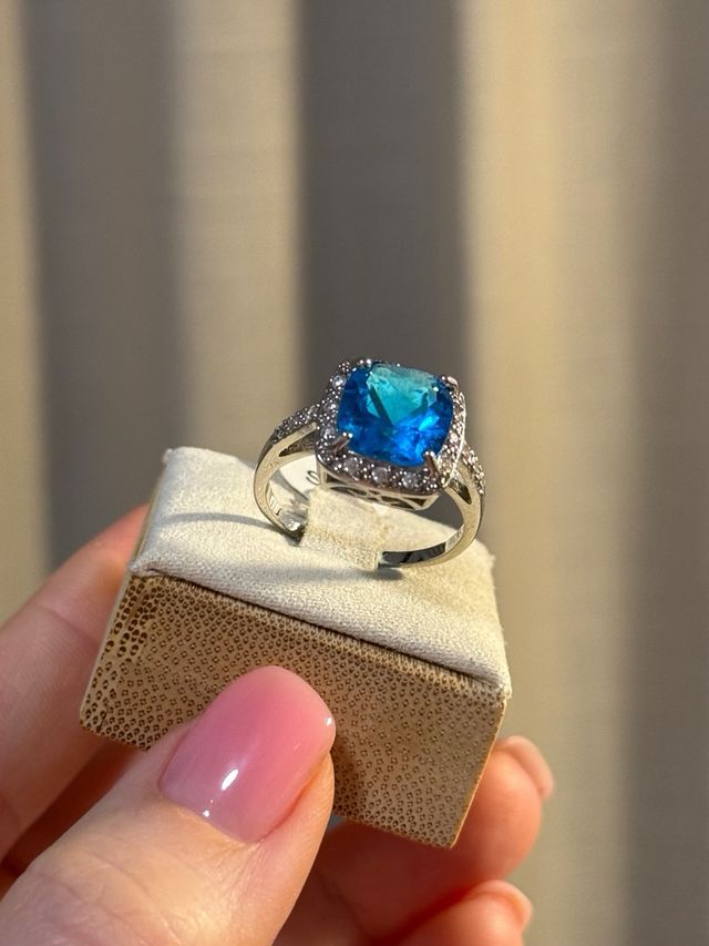 Anillo Cristal Azul y Circonita Cúbica