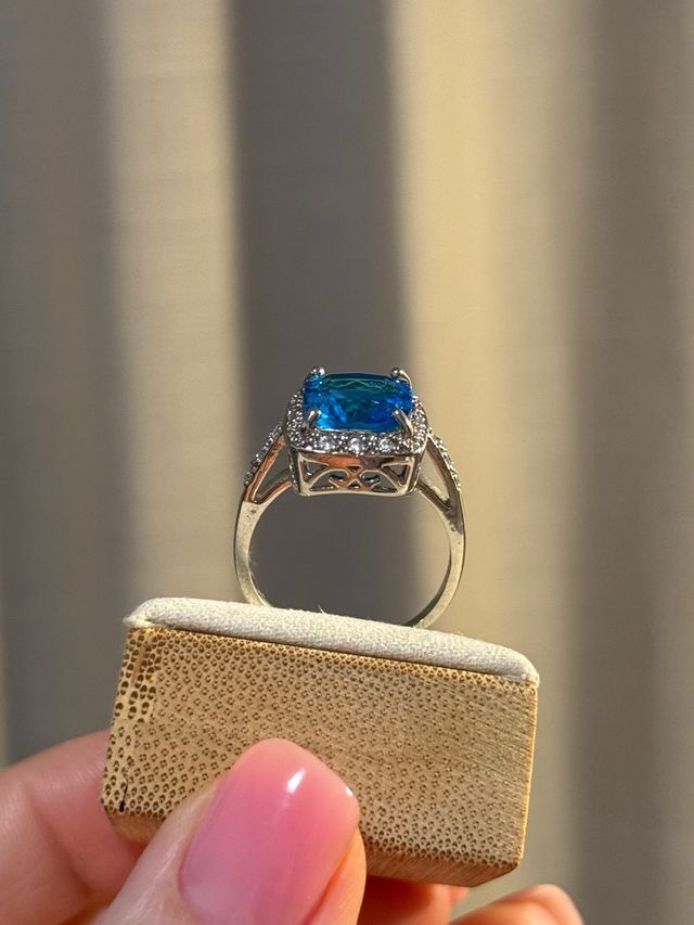 Anillo Cristal Azul y Circonita Cúbica