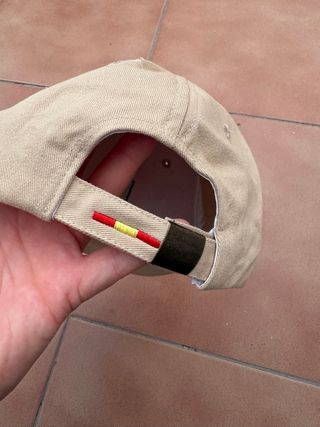 Gorra beige con escudo bordado