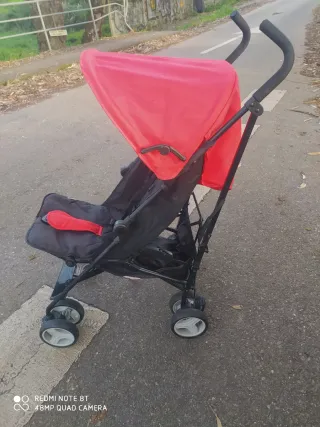 Silla de paseo roja y negra