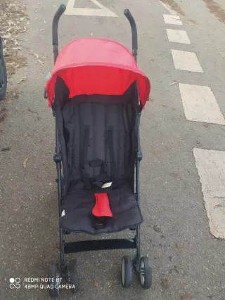 Silla de paseo roja y negra