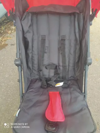 Silla de paseo roja y negra