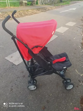 Silla de paseo roja y negra