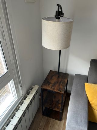 Lámpara de pie con mesa