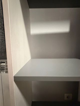 Estantería madera blanca y gris