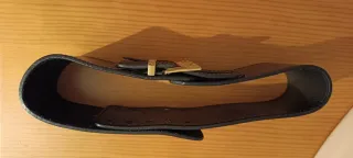 Cinturón ancho cuero grueso y hebillas doradas