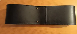 Cinturón ancho cuero grueso y hebillas doradas