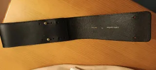 Cinturón ancho cuero grueso y hebillas doradas