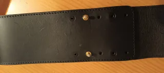 Cinturón ancho cuero grueso y hebillas doradas