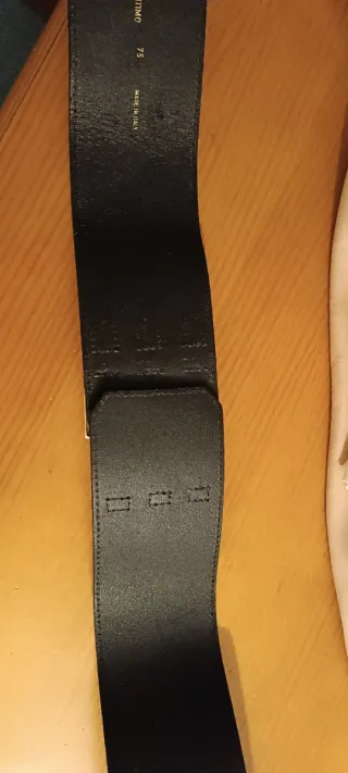 Cinturón ancho cuero grueso y hebillas doradas