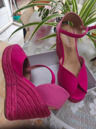 Sandalias cuña Azarey ,fucsia, talla 41
