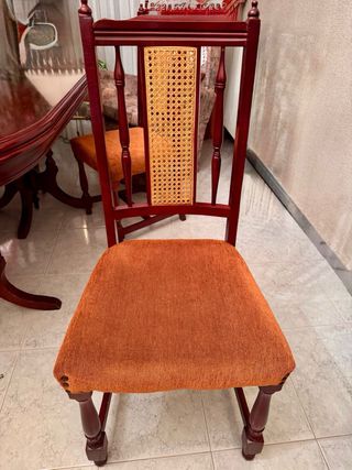 Mesa comedor y 4 sillas madera y ratán