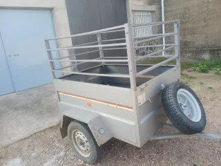 Remolque con tapa y rueda de repuesto