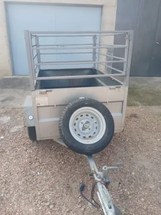 Remolque con tapa y rueda de repuesto