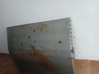 Remolque con tapa y rueda de repuesto