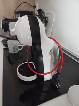 Cafetera Dolce Gusto + Dispensador Cápsulas