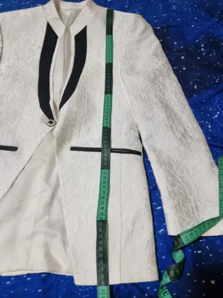 Traje de novio blanco con detalles negros