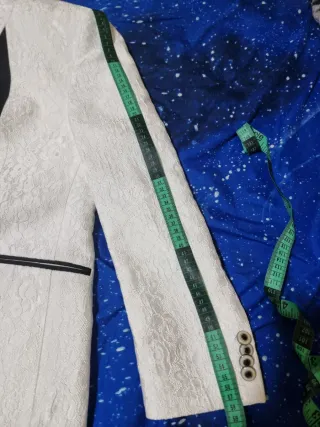 Traje de novio blanco con detalles negros