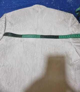 Traje de novio blanco con detalles negros