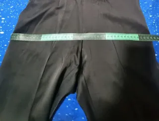 Traje de novio blanco con detalles negros