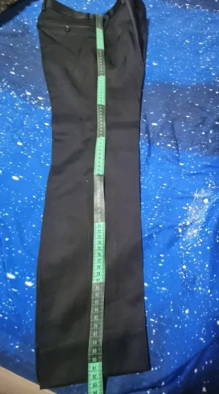 Traje de novio blanco con detalles negros