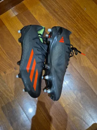 Botas de fútbol Adidas Negras y rojas tacos al