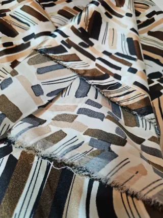 Tela viscosa estampada en tonos marrones