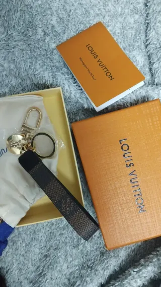 Chaveiro Louis Vuitton Dourado e Marrom