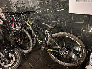 Bicicleta de Montaña Negra y Amarilla