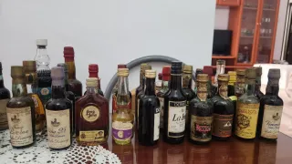 Lotto di antiche bottiglie di liquore e vino
