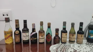 Lotto di antiche bottiglie di liquore e vino