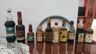 Lotto di antiche bottiglie di liquore e vino