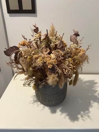 Jarrón gris con flores secas. Comprado en vivero.