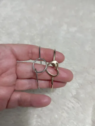 Dos Pulseras: Dorada y Plateada