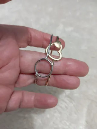 Dos Pulseras: Dorada y Plateada