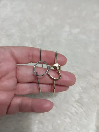 Dos Pulseras: Dorada y Plateada