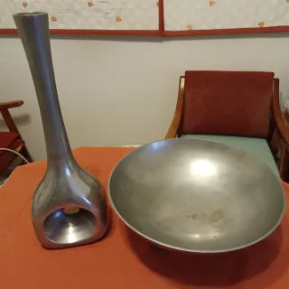 Jarrón y ensaladera de metal brillante