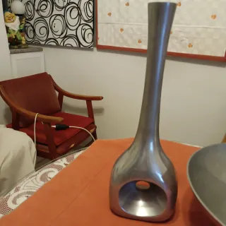 Jarrón y ensaladera de metal brillante