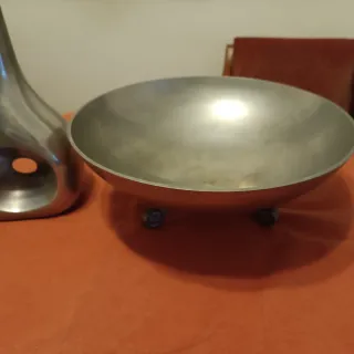 Jarrón y ensaladera de metal brillante