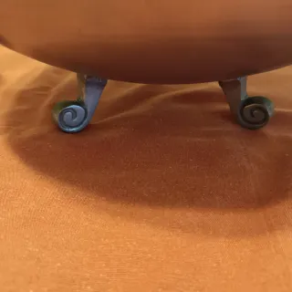 Jarrón y ensaladera de metal brillante