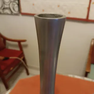 Jarrón y ensaladera de metal brillante