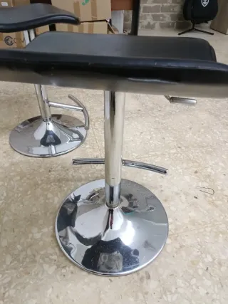 Taburetes de piel sintética (15€ las  unidades)