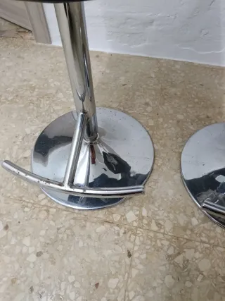 Taburetes de piel sintética (15€ las  unidades)