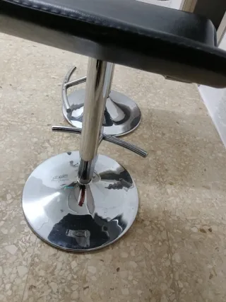 Taburetes de piel sintética (15€ las  unidades)