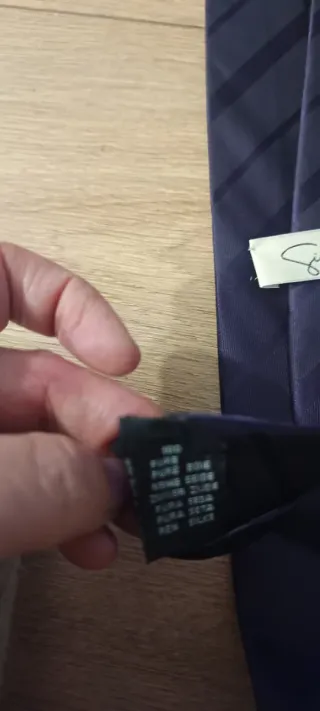 Corbata de seda color berenjena