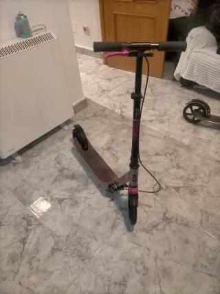 Patinete plegable morado y negro