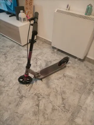 Patinete plegable morado y negro