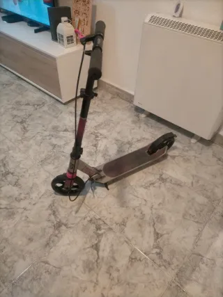 Patinete plegable morado y negro